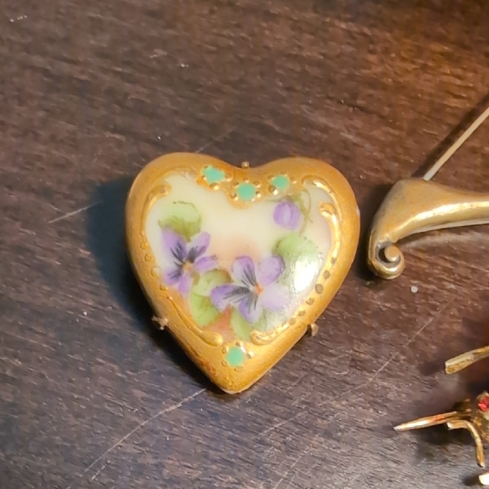 Gold and Purple Brooch Set with Intricate Details - Picture 5 of 6